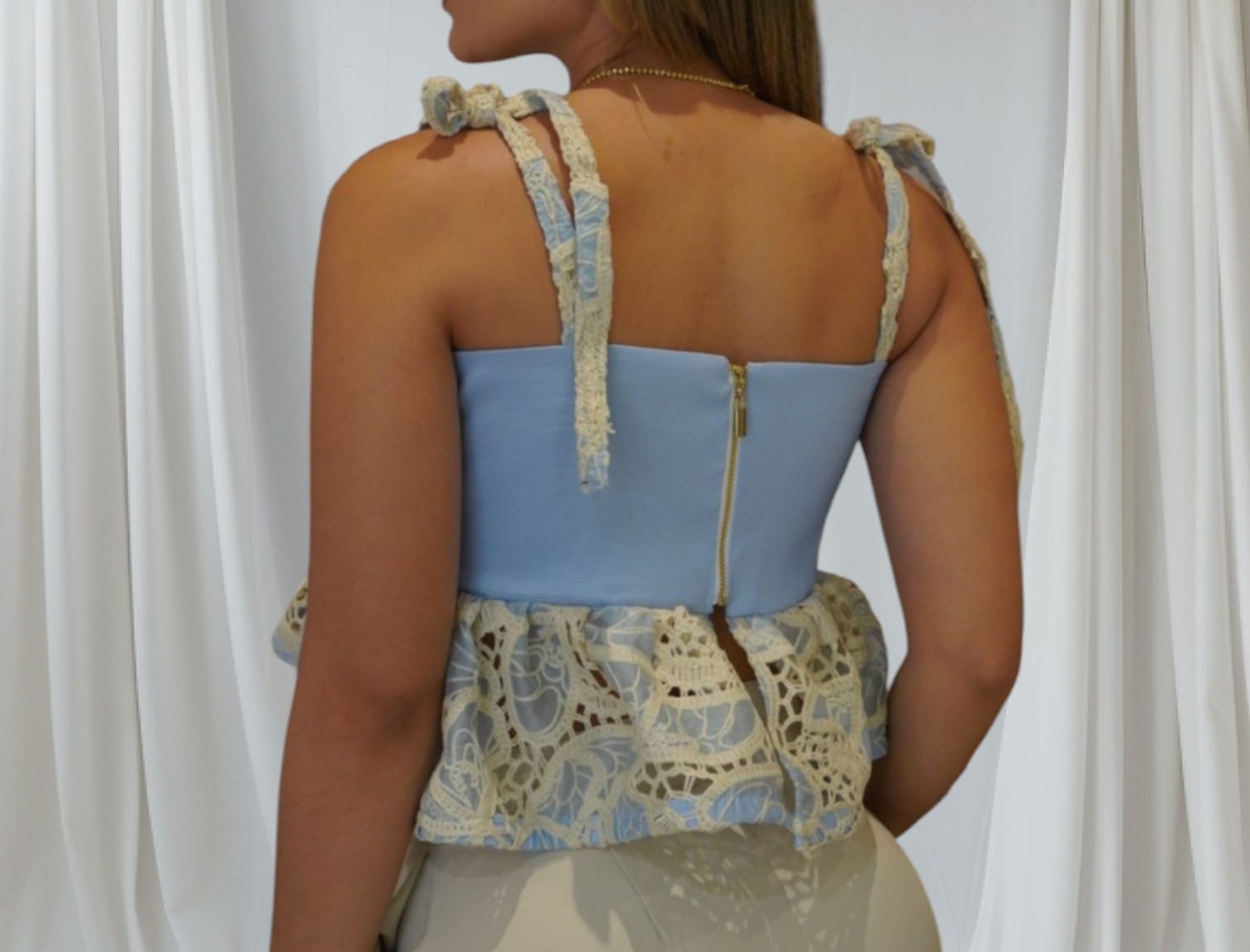 Blusa femenina azul con encaje