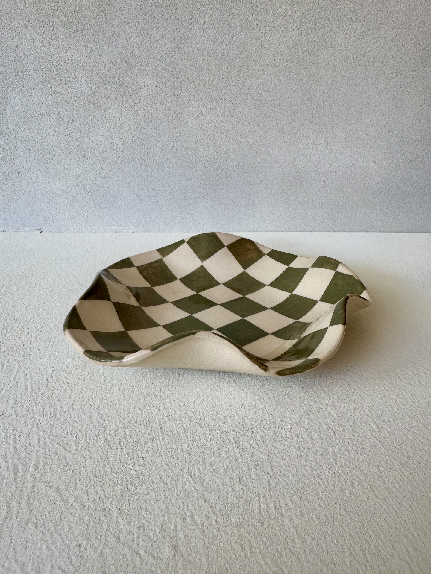 Checkered Wavy Plate 