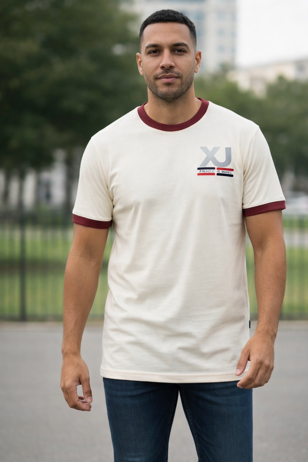 T-shirt blanc cassé à col bordeaux