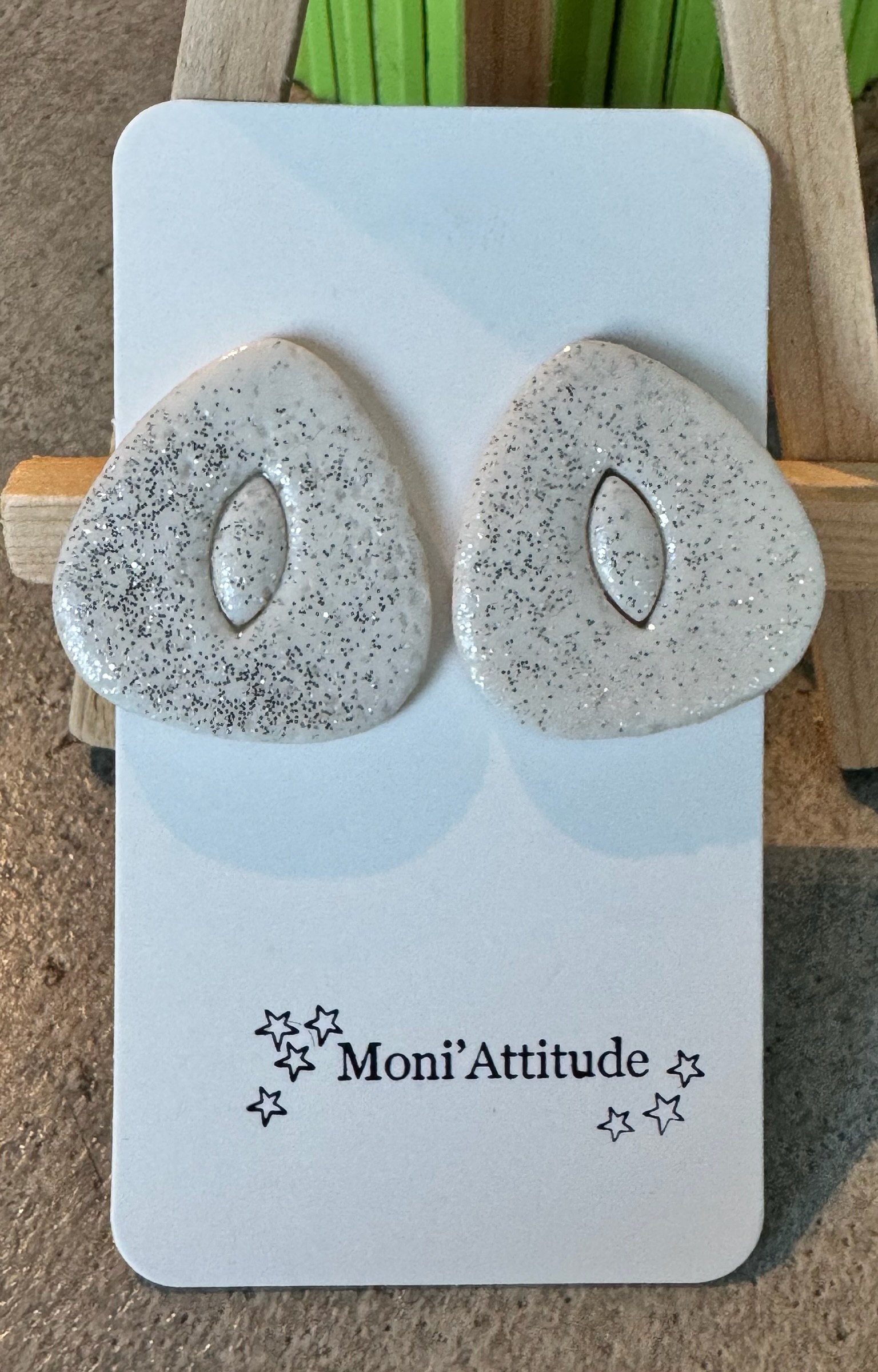 Boucles d’oreilles géométriques blanches