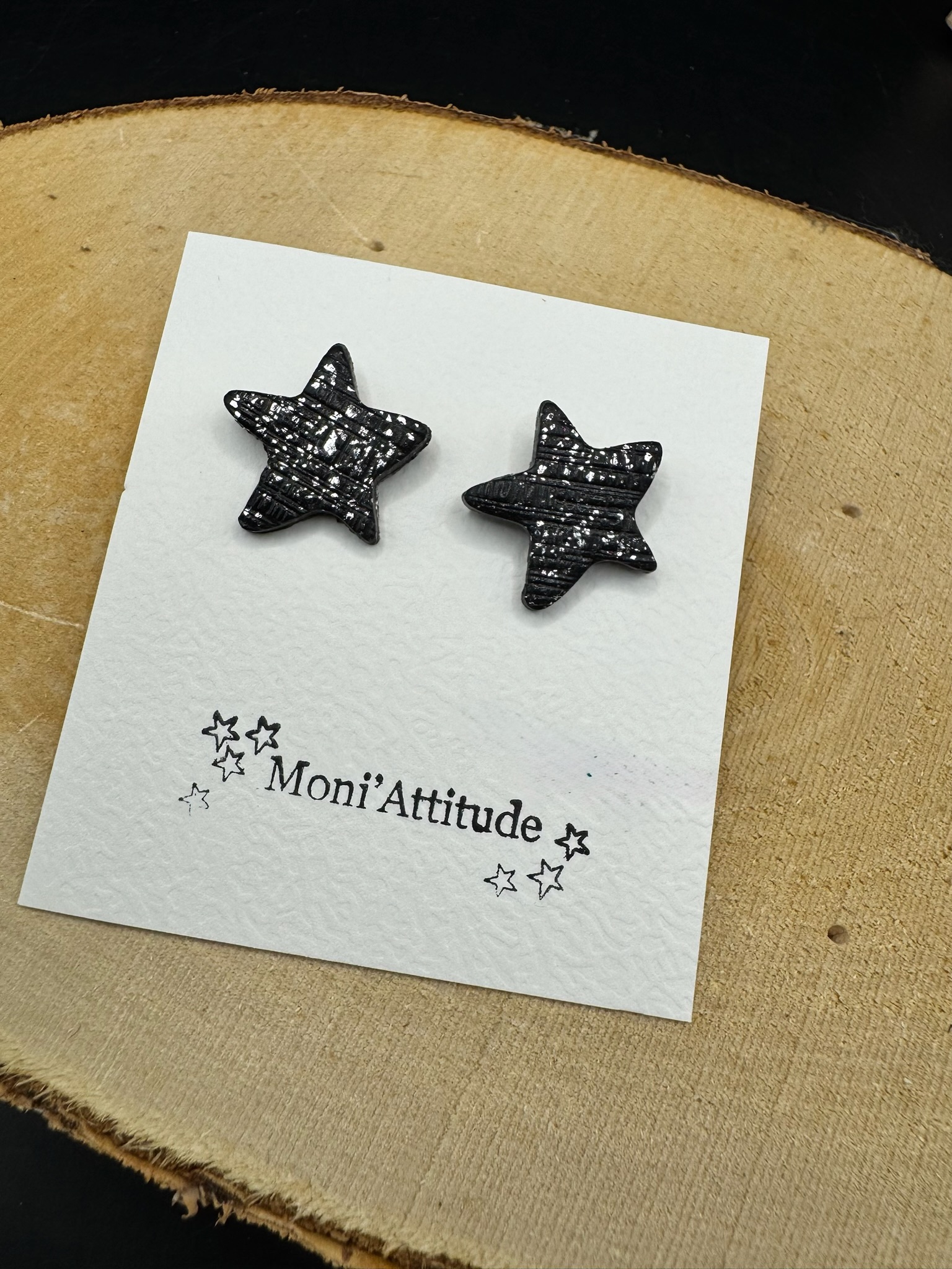 Boucles d'oreilles étoile noires et argentée.