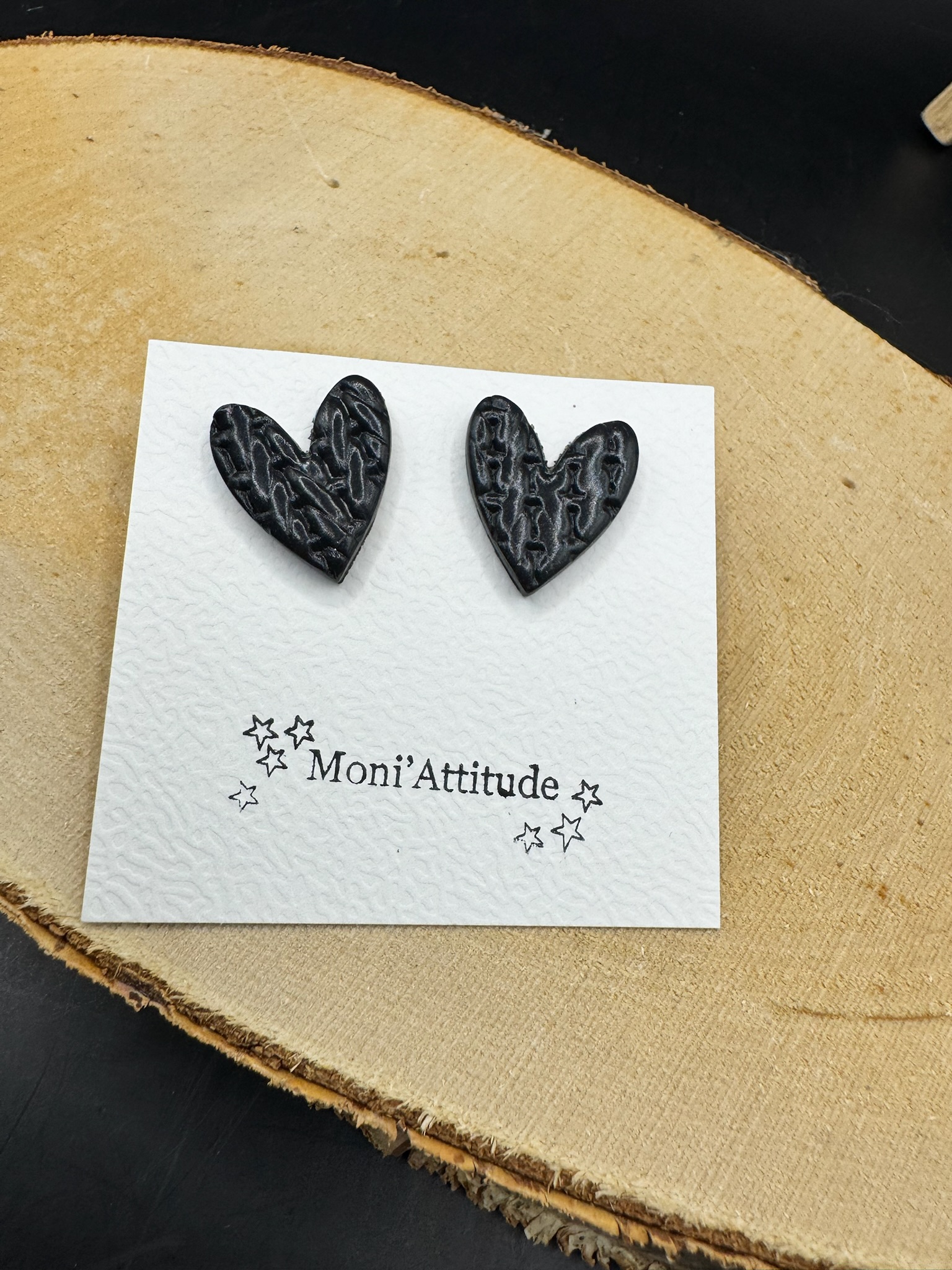 Boucles d'oreilles cœur noir effet matelassé.