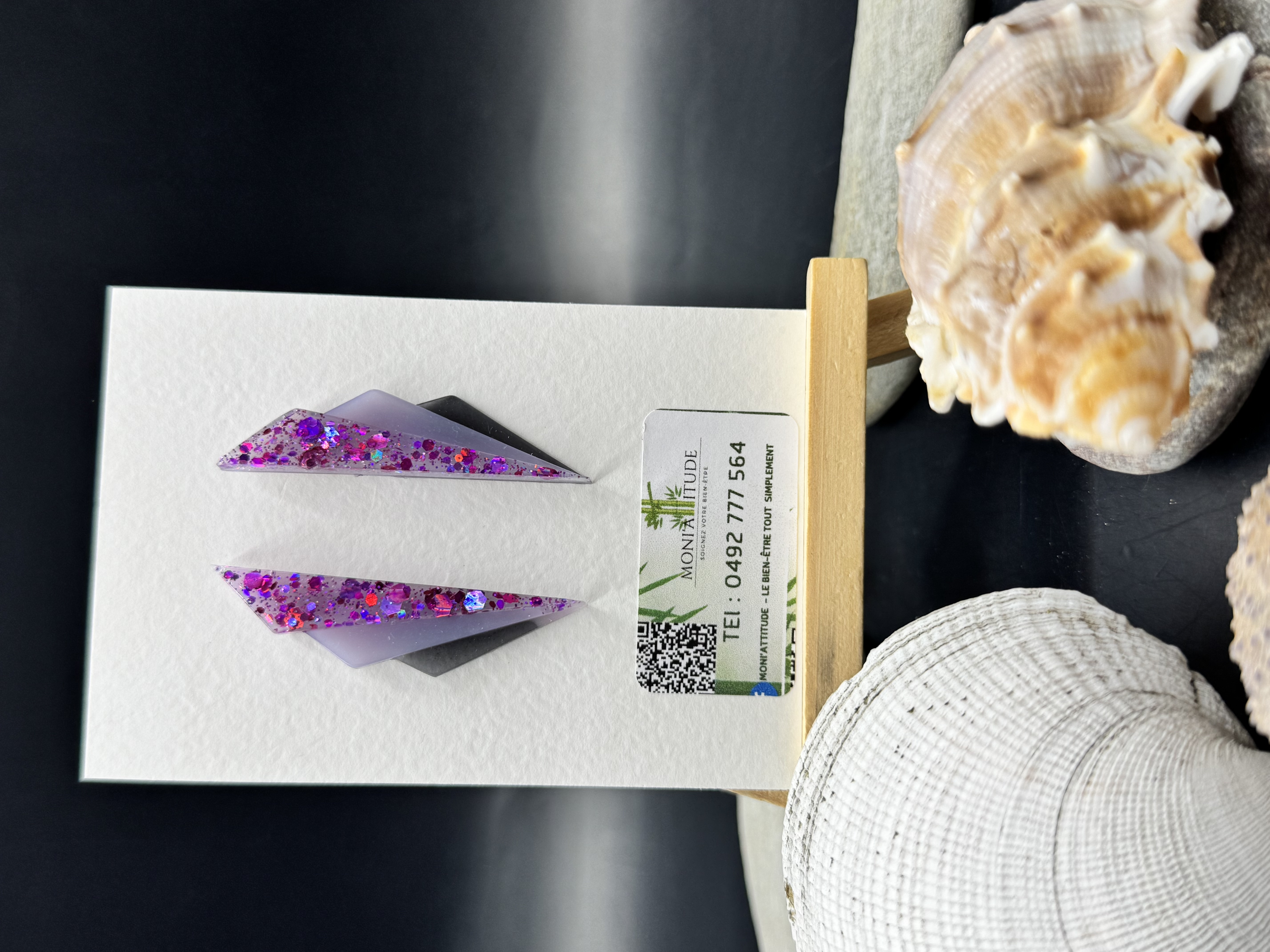 Boucles d’oreilles violettes en résine