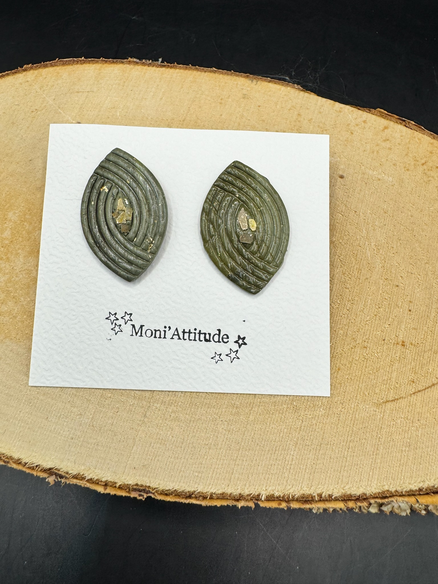 Boucles d’oreilles en pate polymère kaki et or