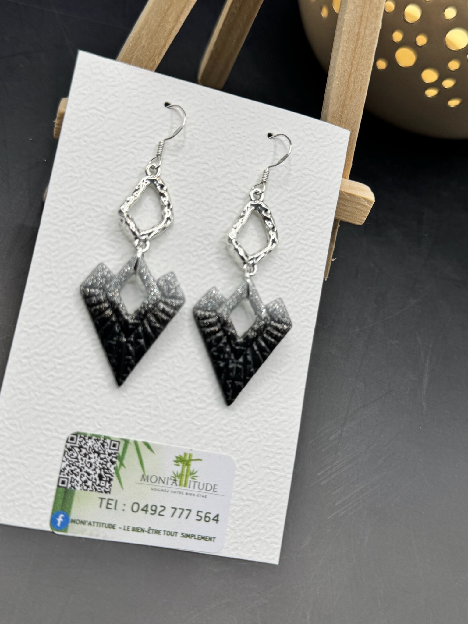 Boucles d'oreilles géométriques en acier argenté et pâte polymère.