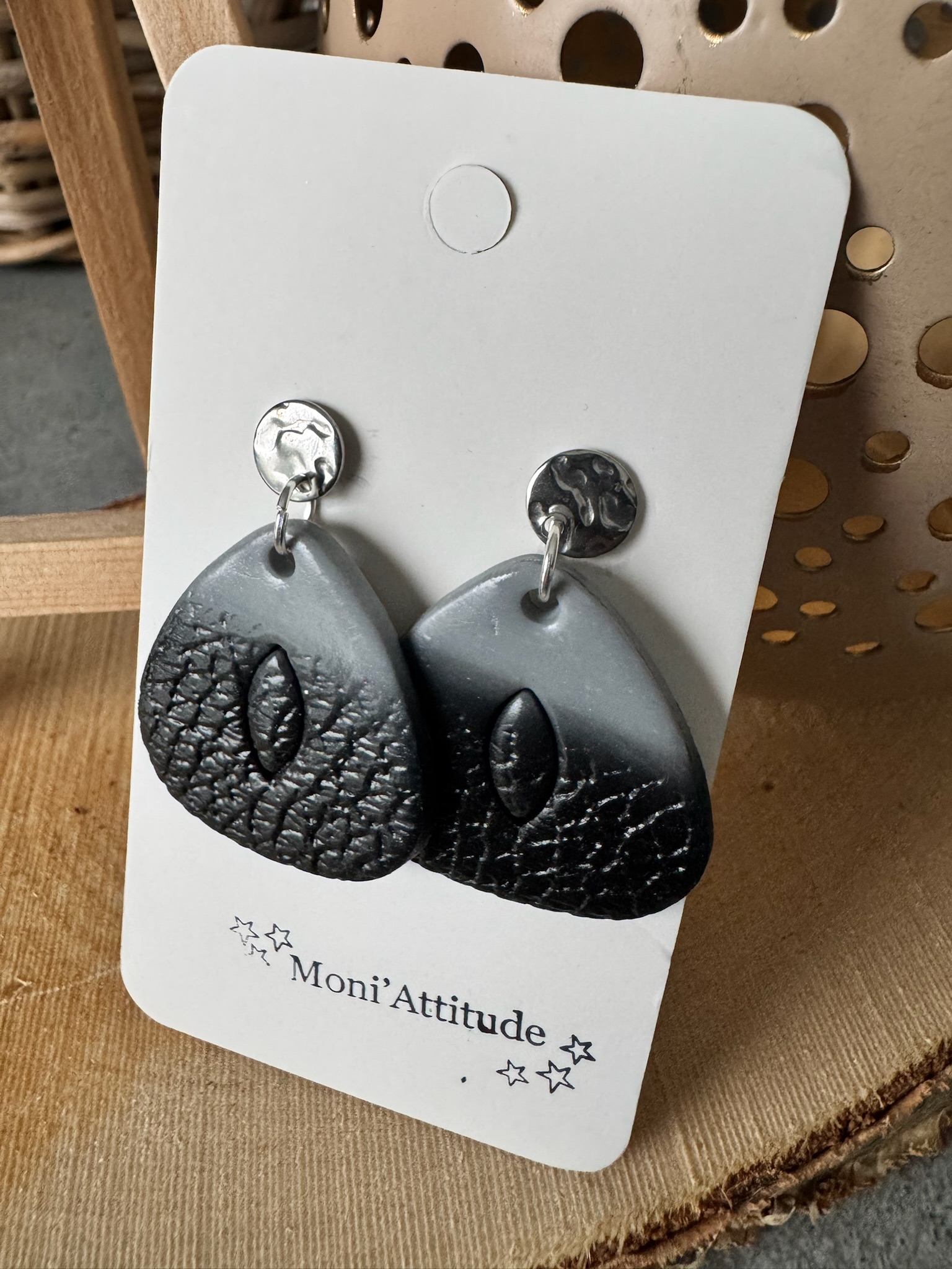 Boucles d'oreilles noires et grises