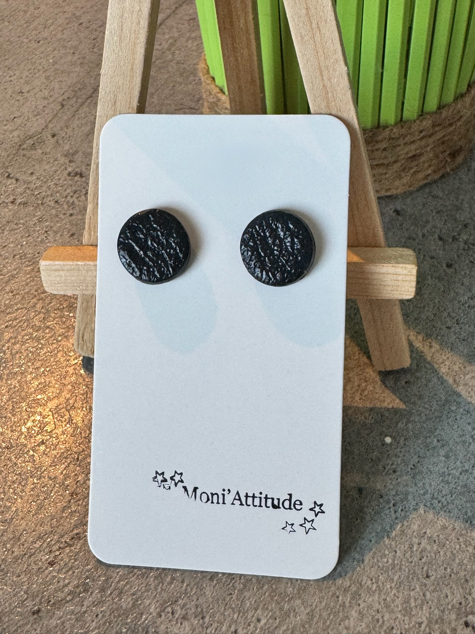 Boucles d'oreilles noires texturées