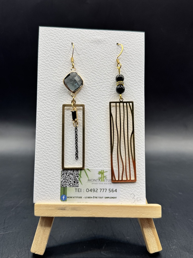 Boucles d'oreilles asymétriques modernes