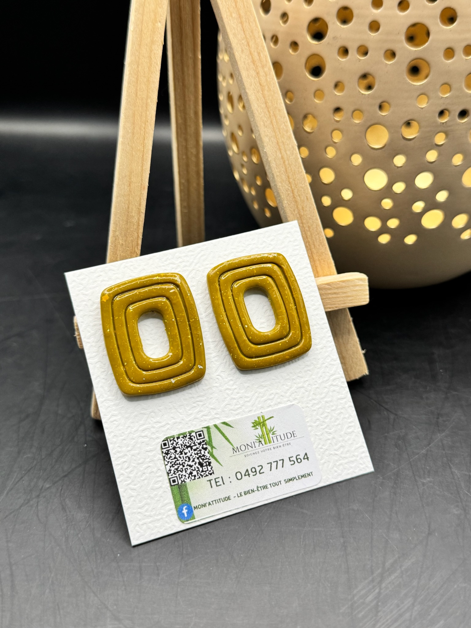 Boucles d'oreilles géométriques couleur moutarde