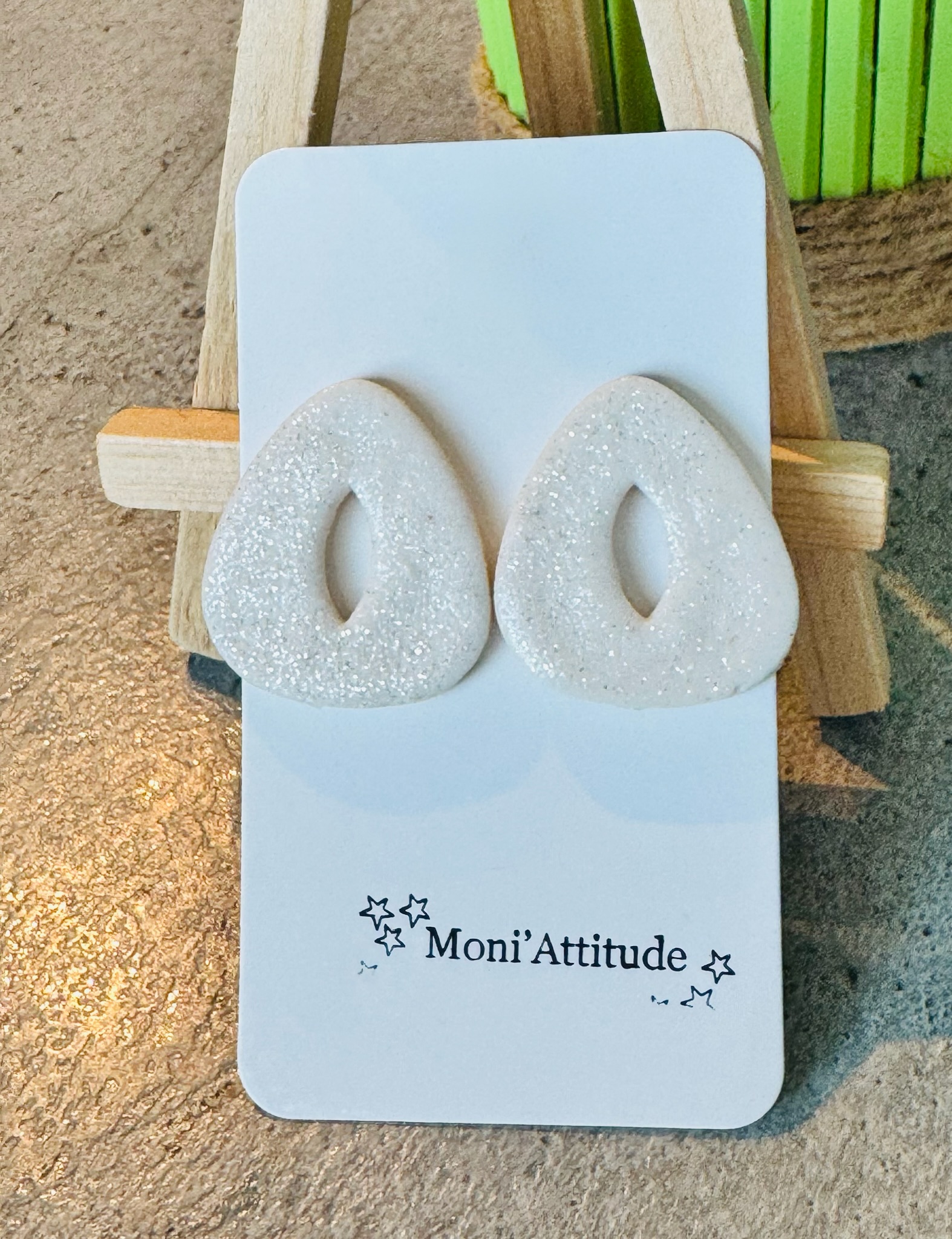 Boucles d'oreilles blanches pailletées