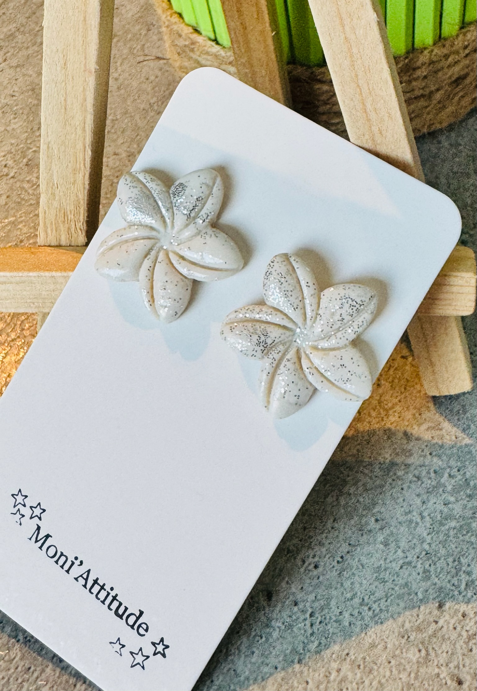 Boucles d'oreilles fleur blanches et paillettes