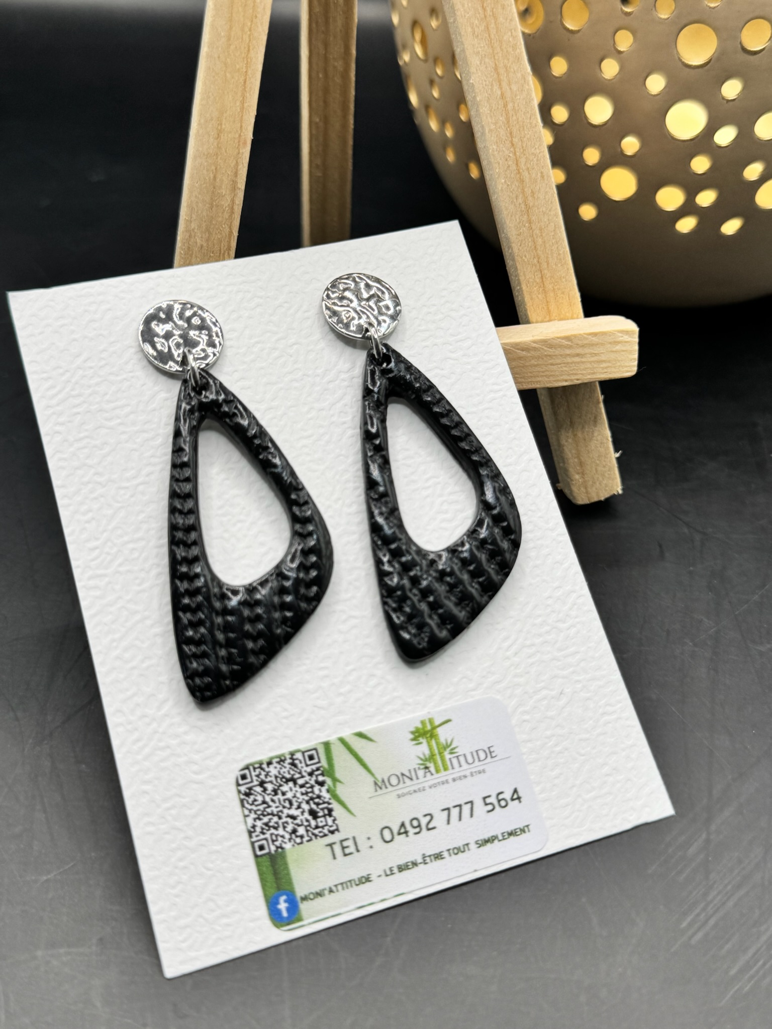 Boucles d'oreilles noires modernes