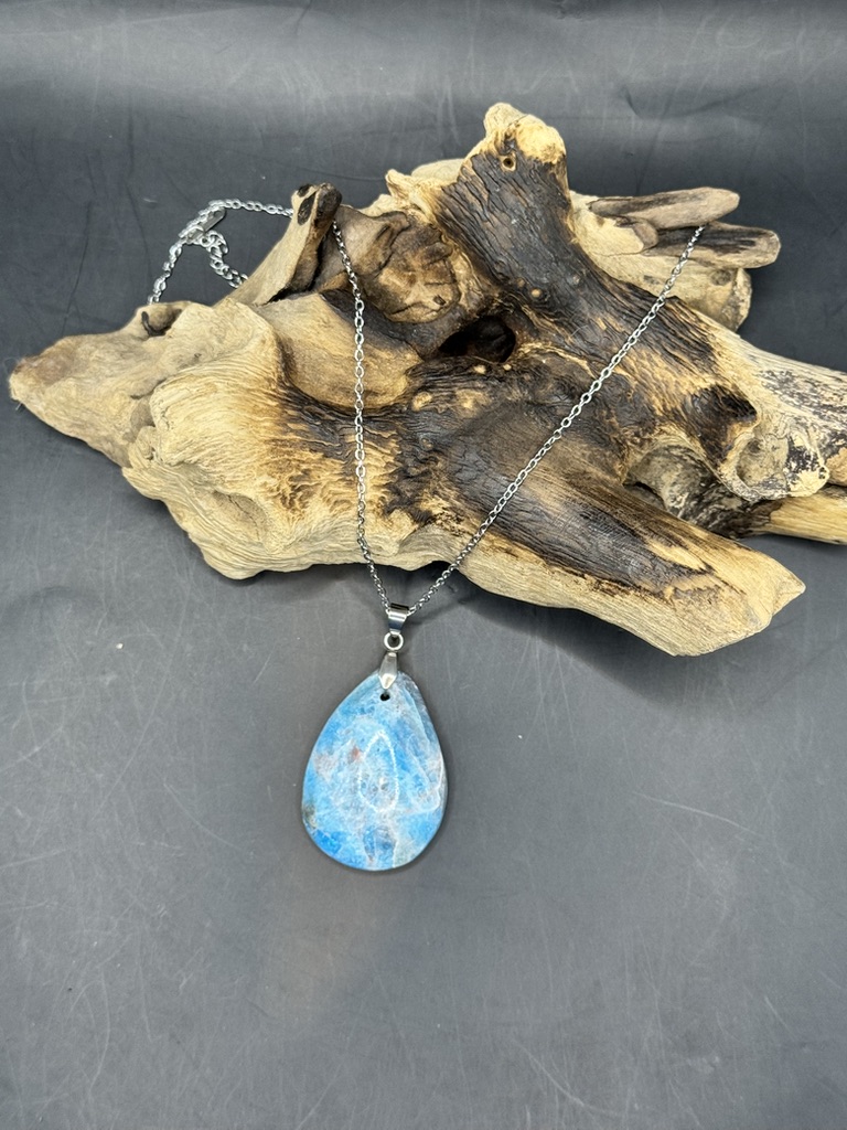 Collier avec pendentif en pierre bleue