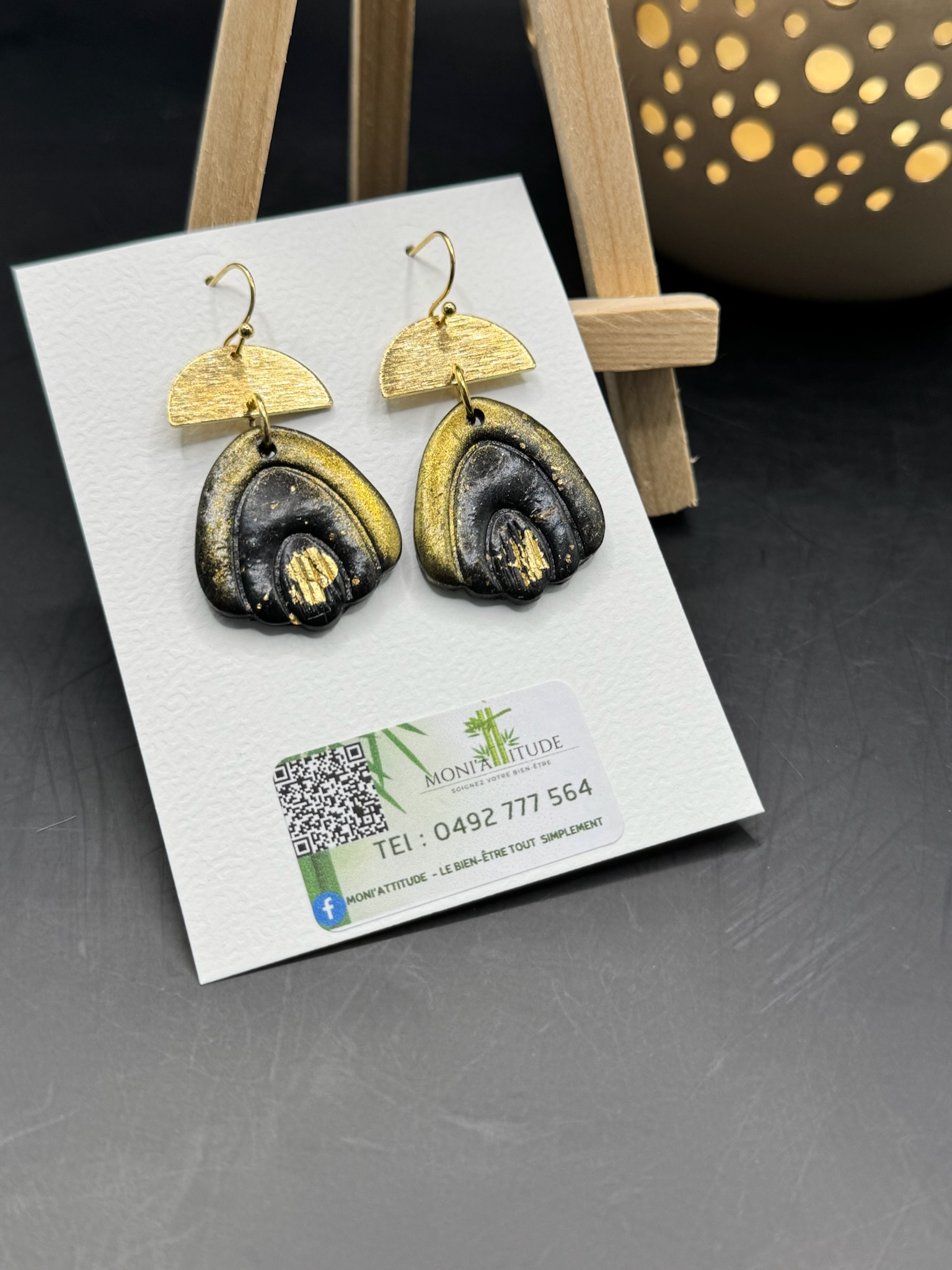 Boucles d’oreilles artisanales noires et dorées