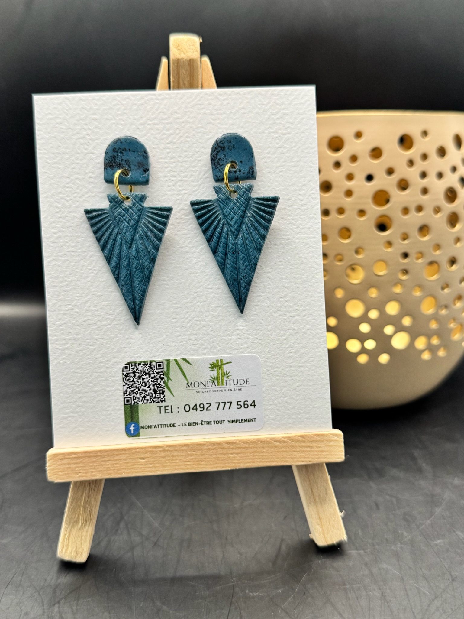 Boucles d'oreilles géométriques bleu canard et reflet noir. 