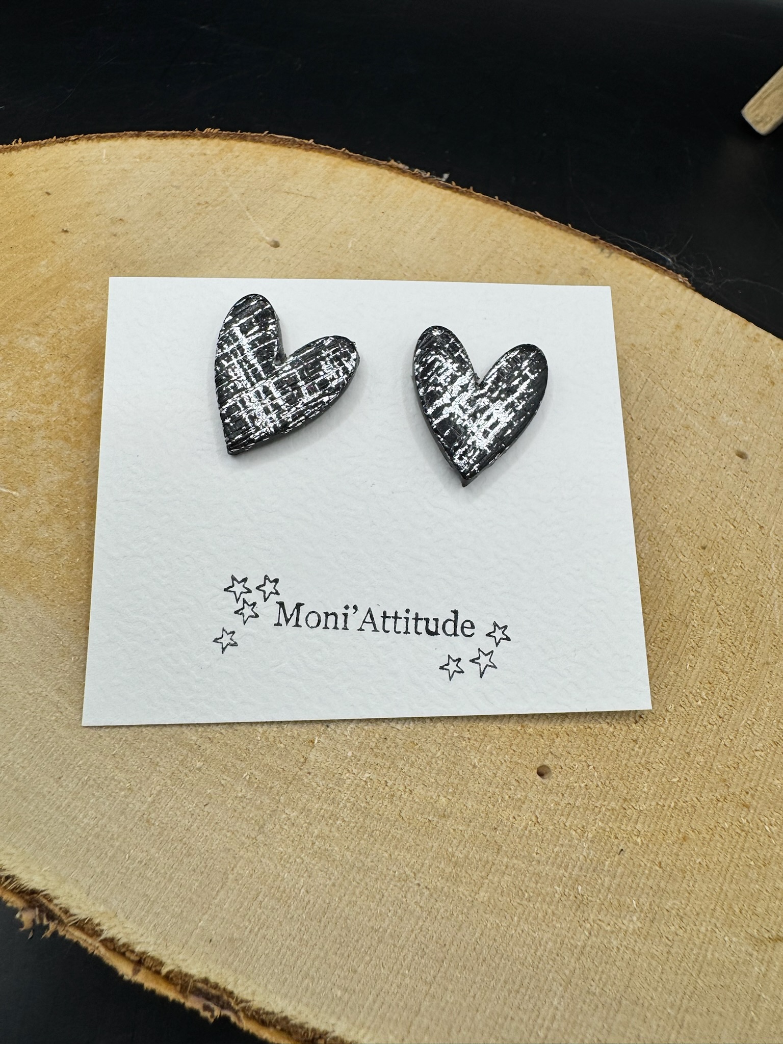 Boucles d’oreilles cœur noir et argent.