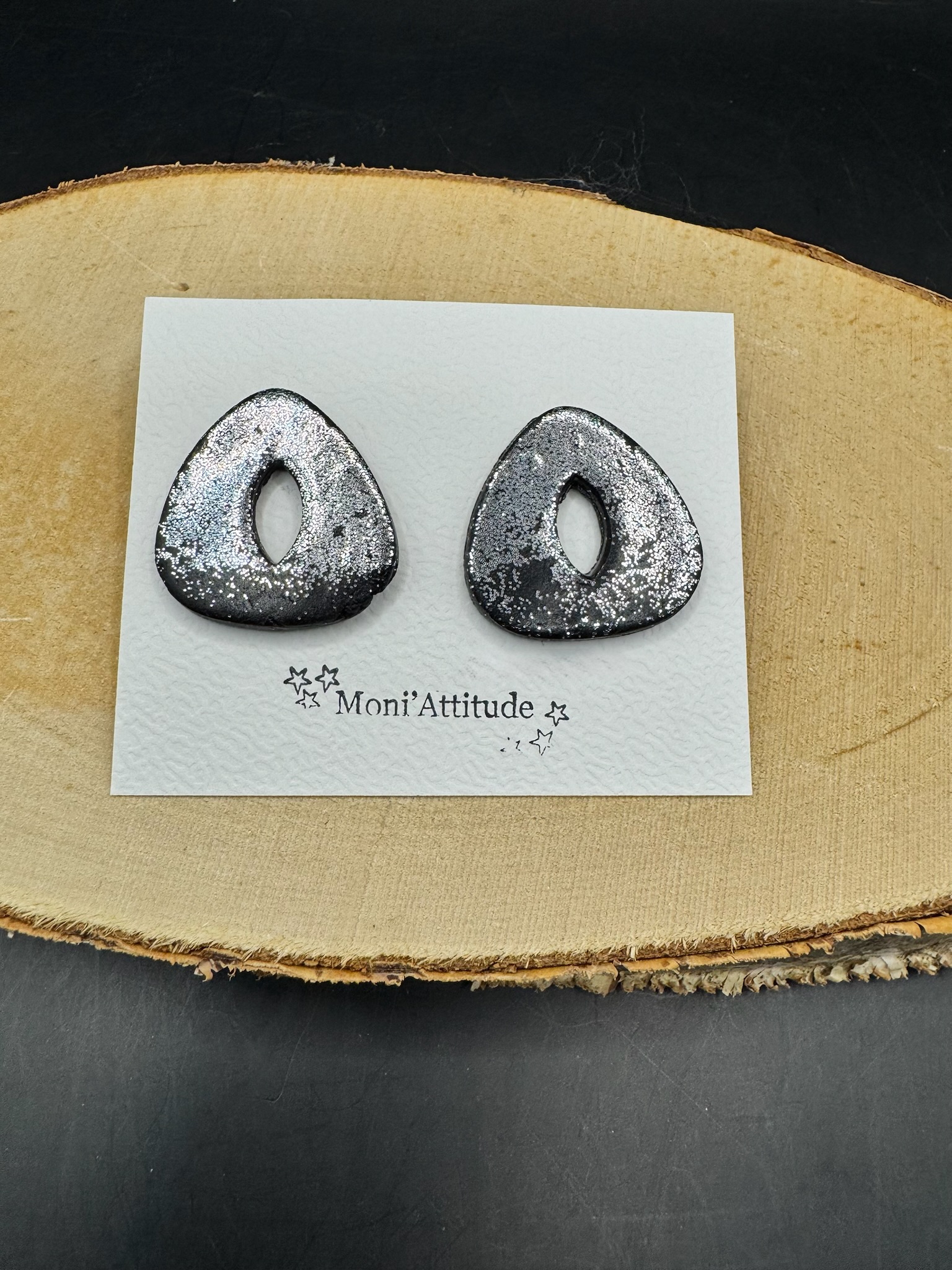 Boucles d'oreilles Argentées et Noir en pâte polymère.