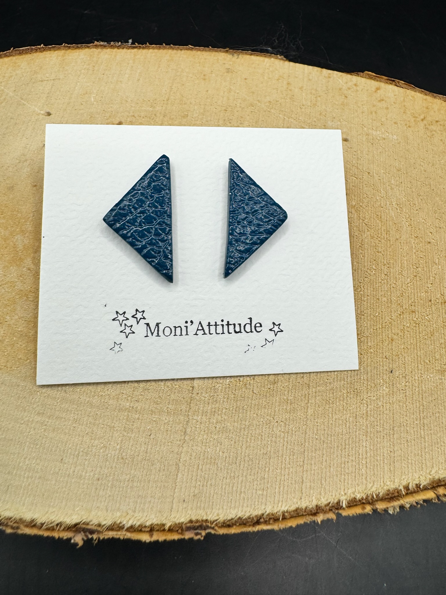 Boucles d'oreilles géométriques en effet cuir bleu.