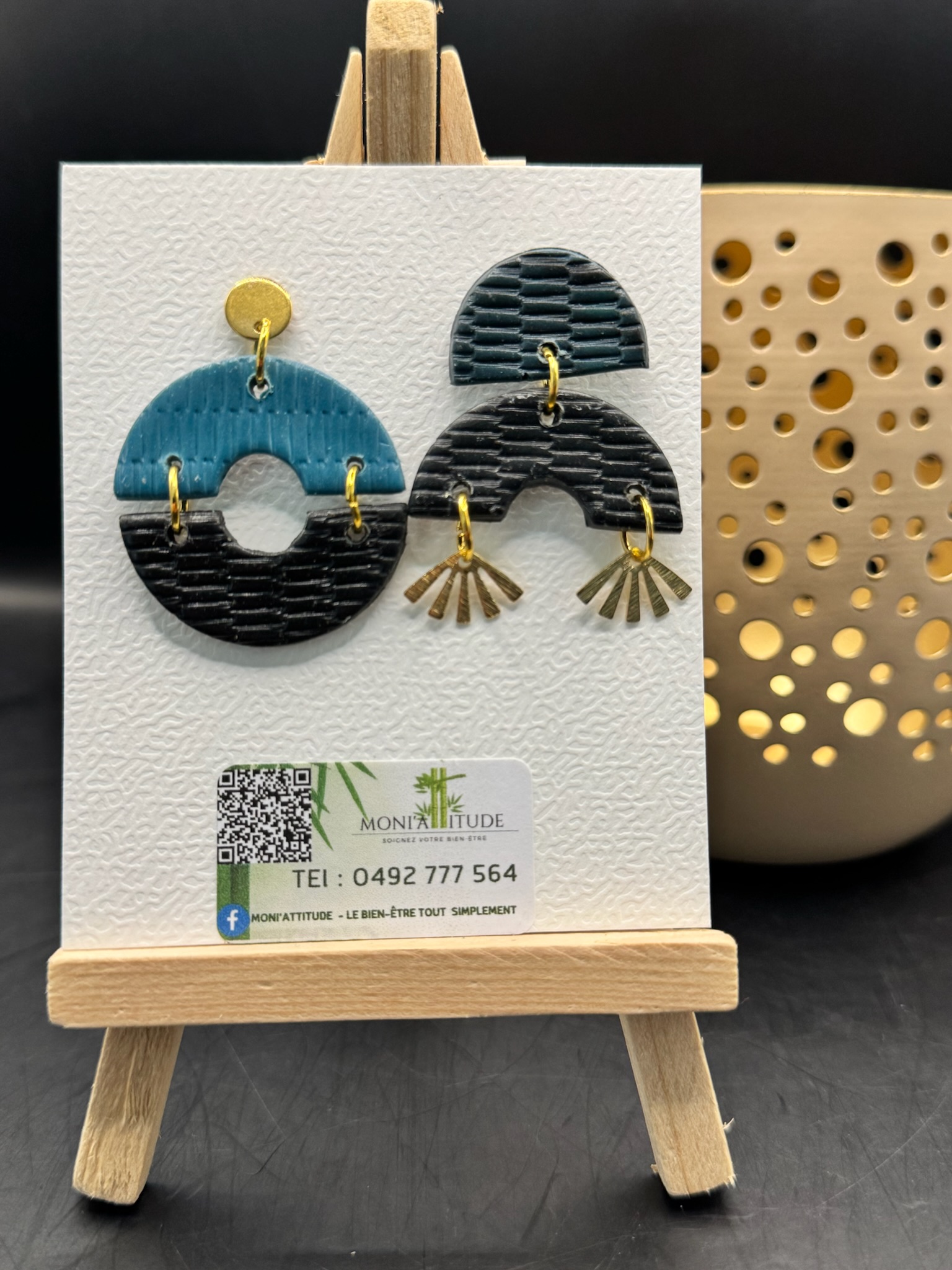 Boucles d’oreilles artisanales modernes et dépareillée.