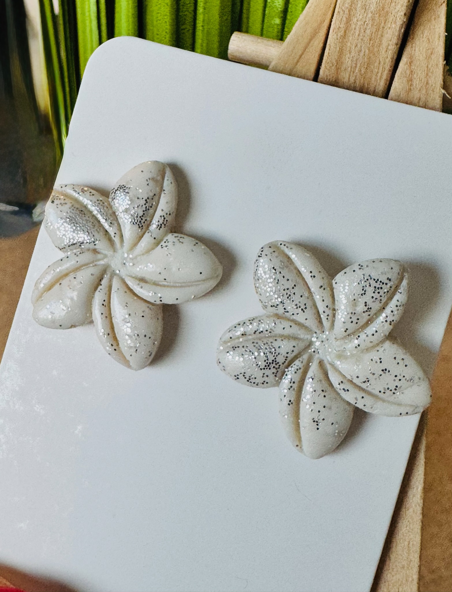 Boucles d'oreilles fleur blanches et paillettes