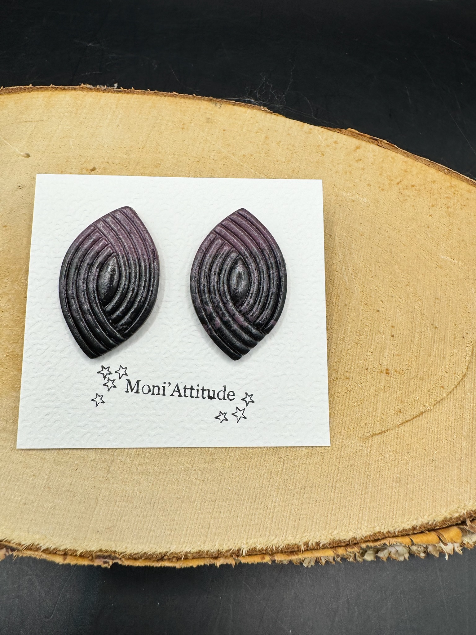 Boucles d'oreilles artisanales en duo mauve & noir . 
