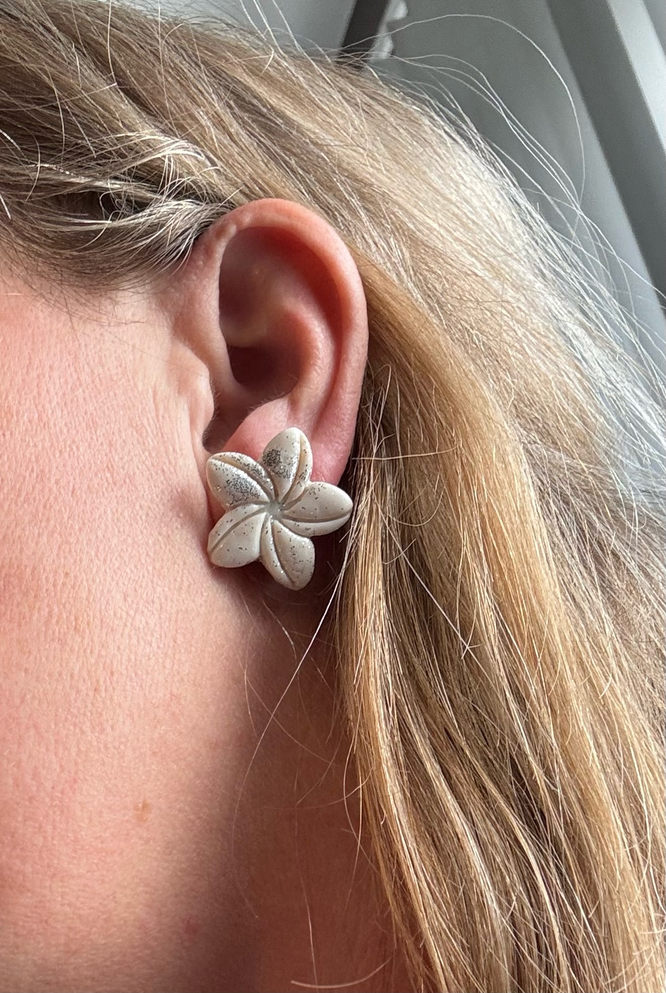 Boucles d'oreilles fleur blanches et paillettes