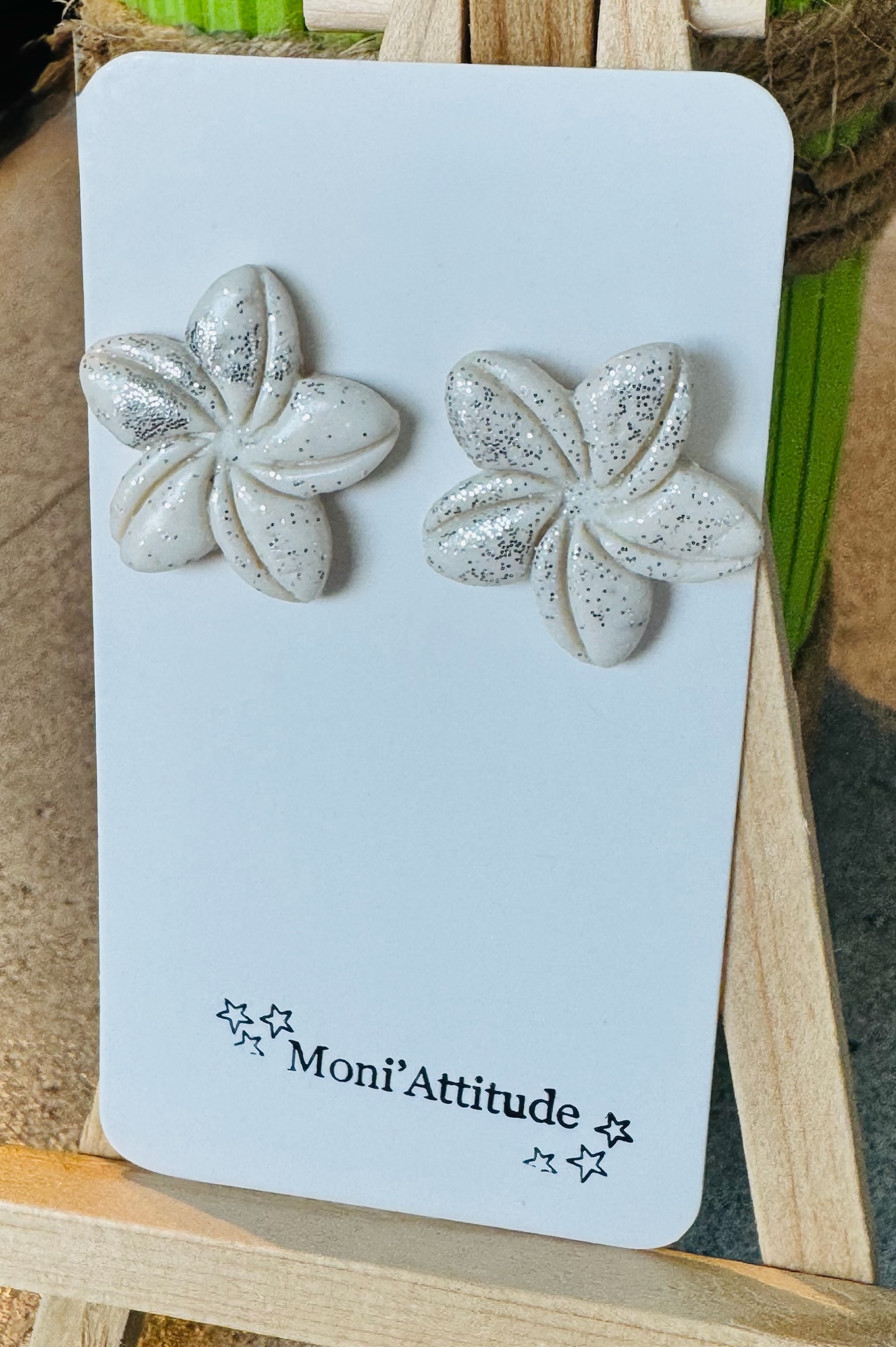 Boucles d'oreilles fleur blanches et paillettes