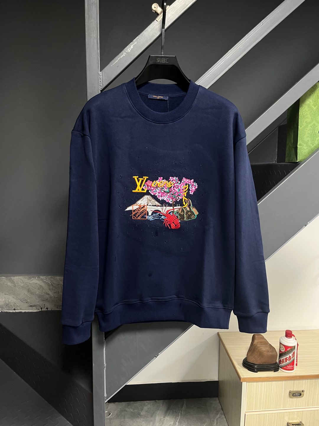 Sweatshirt
