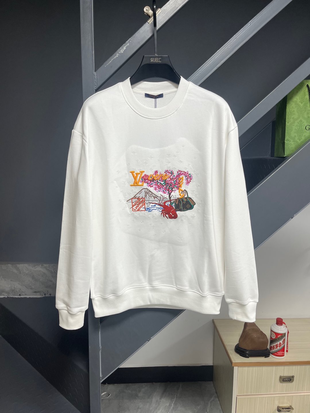 Sweatshirt