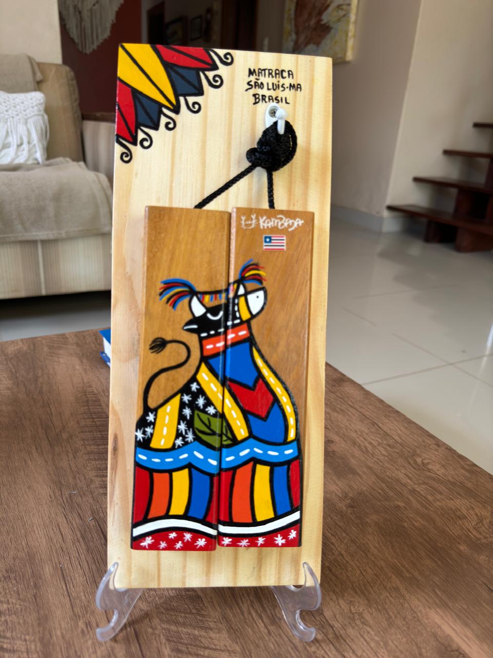 Matraca Grande com Suporte Reto – Edição Colorida Tradicional do Bumba Meu Boi