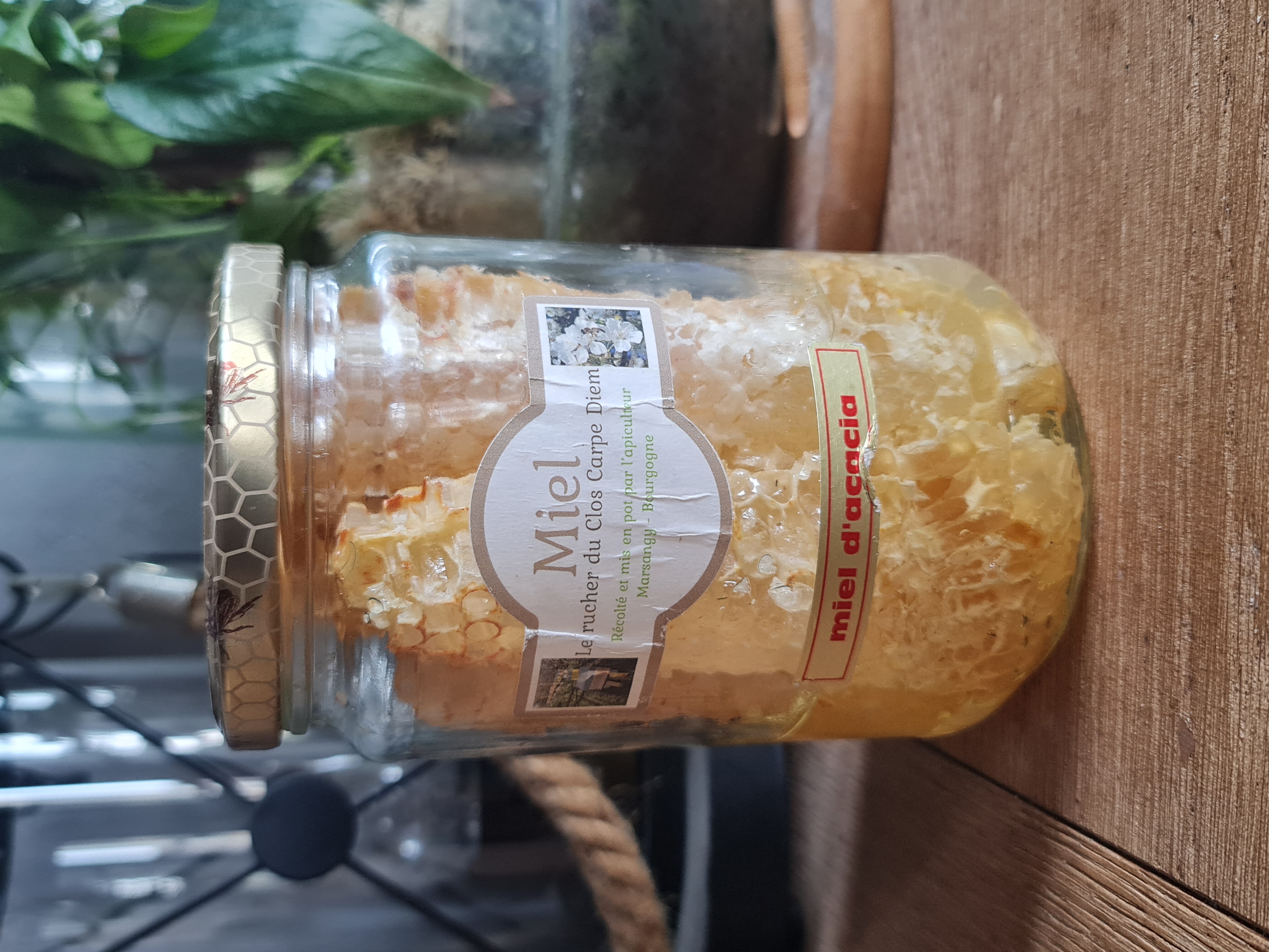 Miel d'acacia avec rayon