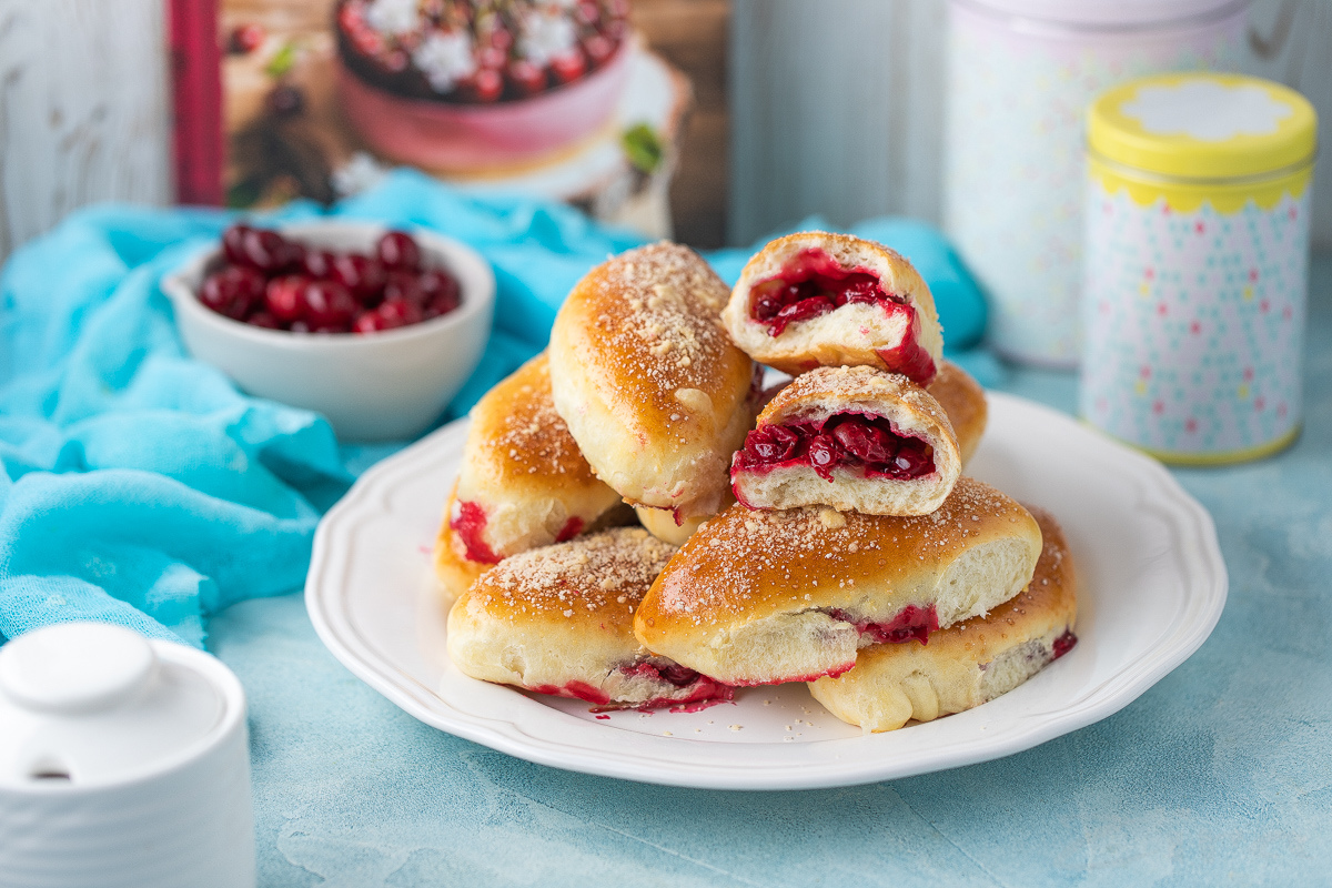 Pyrizhku with tart cherry