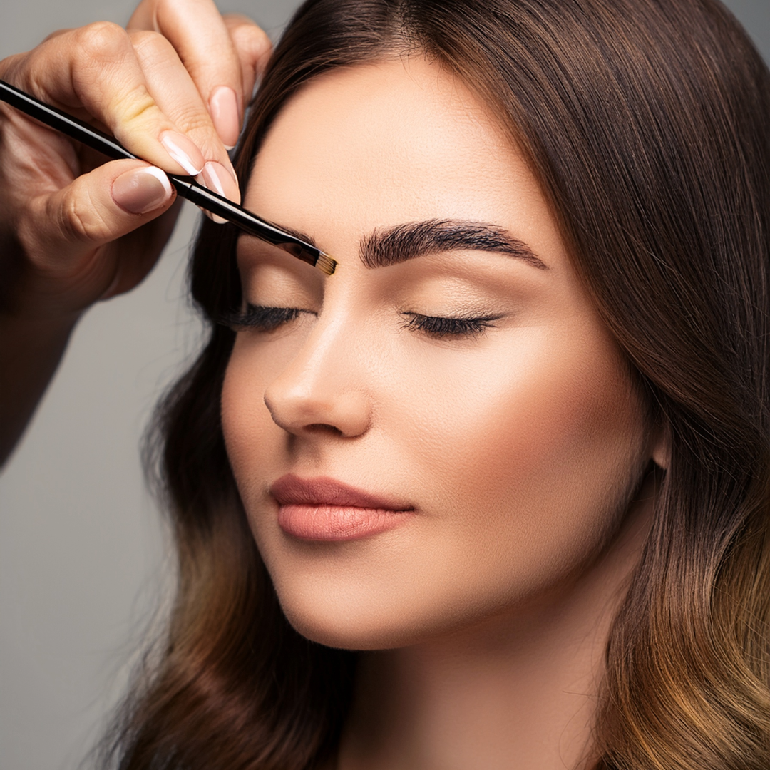 Aplicação de tinta na Sobrancelha