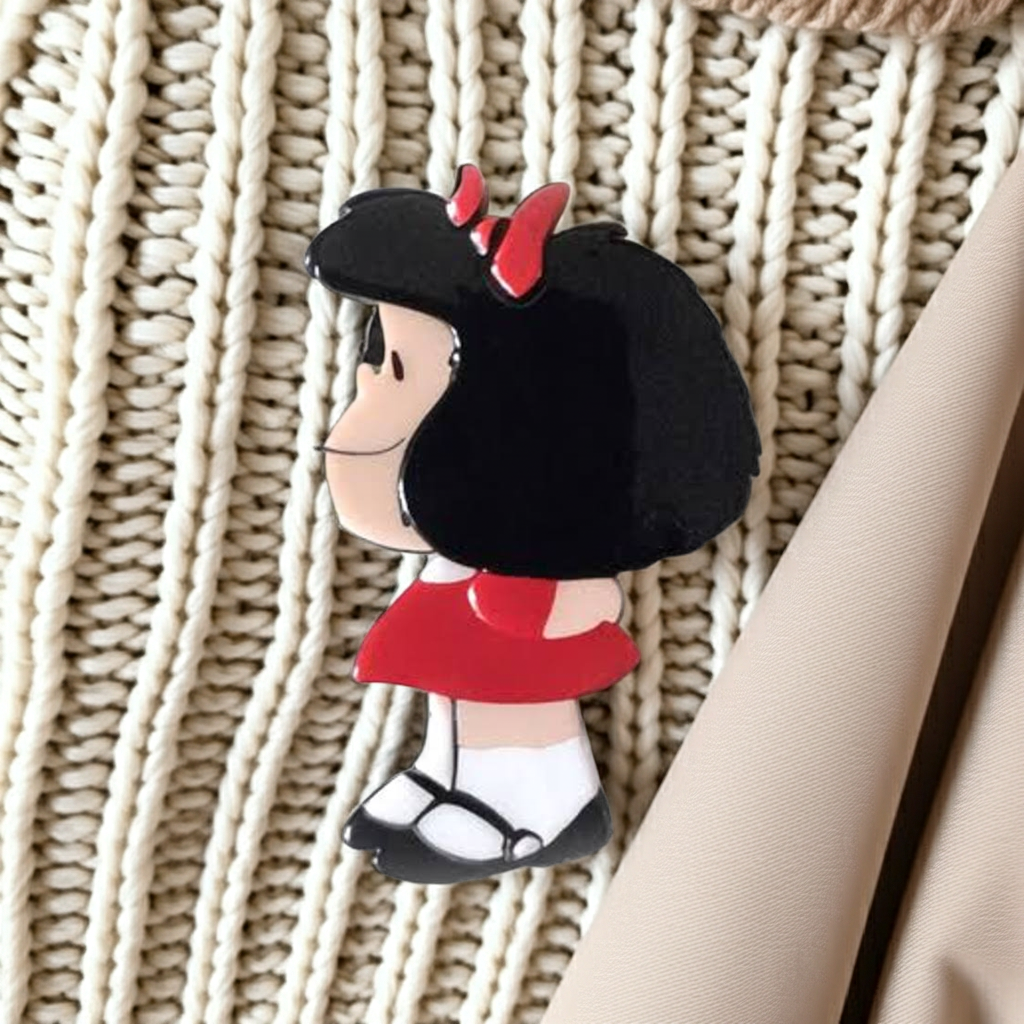 Broche de Metacrilato Mafalda "Vestido Rojo" – Edición Oficial