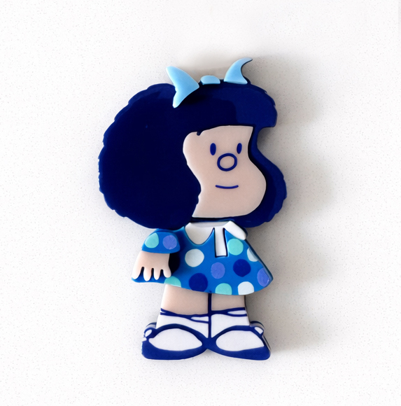 Broche de Metacrilato Mafalda "Vestido Azul" – Edición Oficial