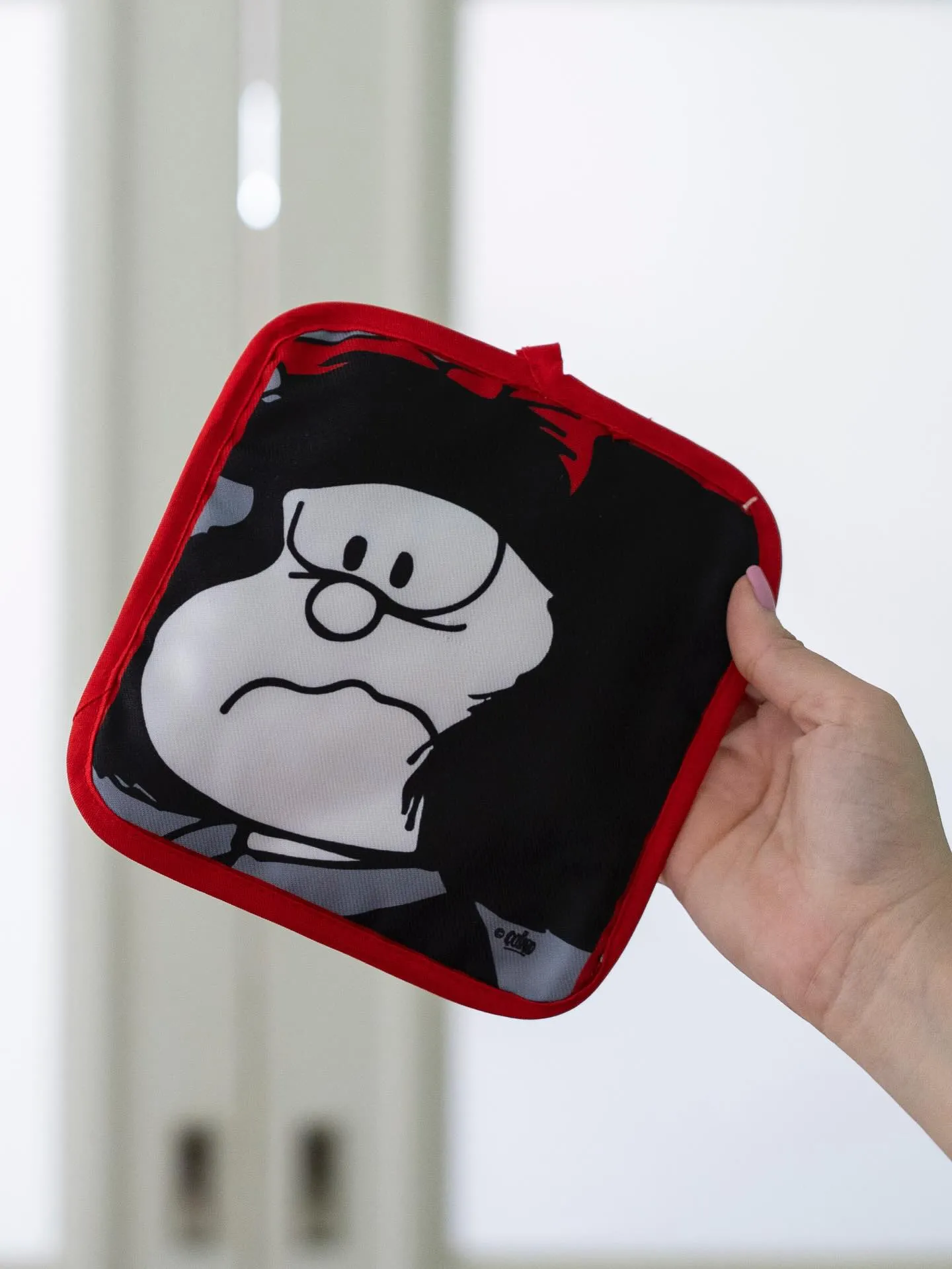 Conjunto de Cocina Mafalda: Manopla y Agarradera "Este mundo es una sopa"