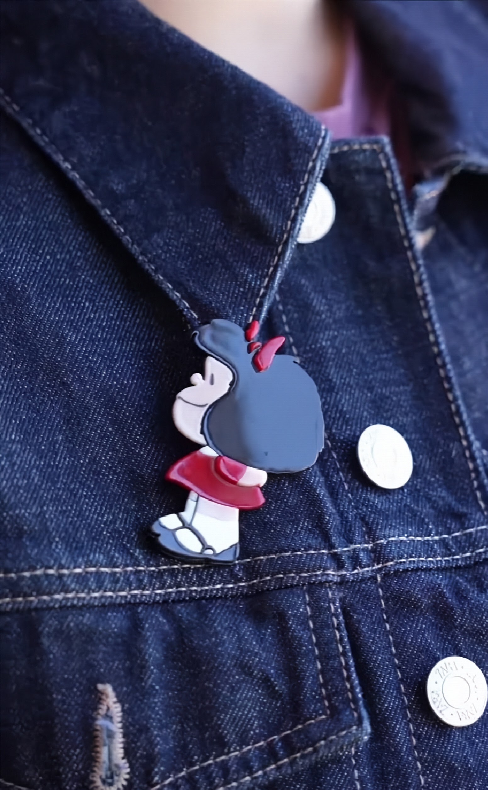 Broche de Metacrilato Mafalda "Vestido Rojo" – Edición Oficial