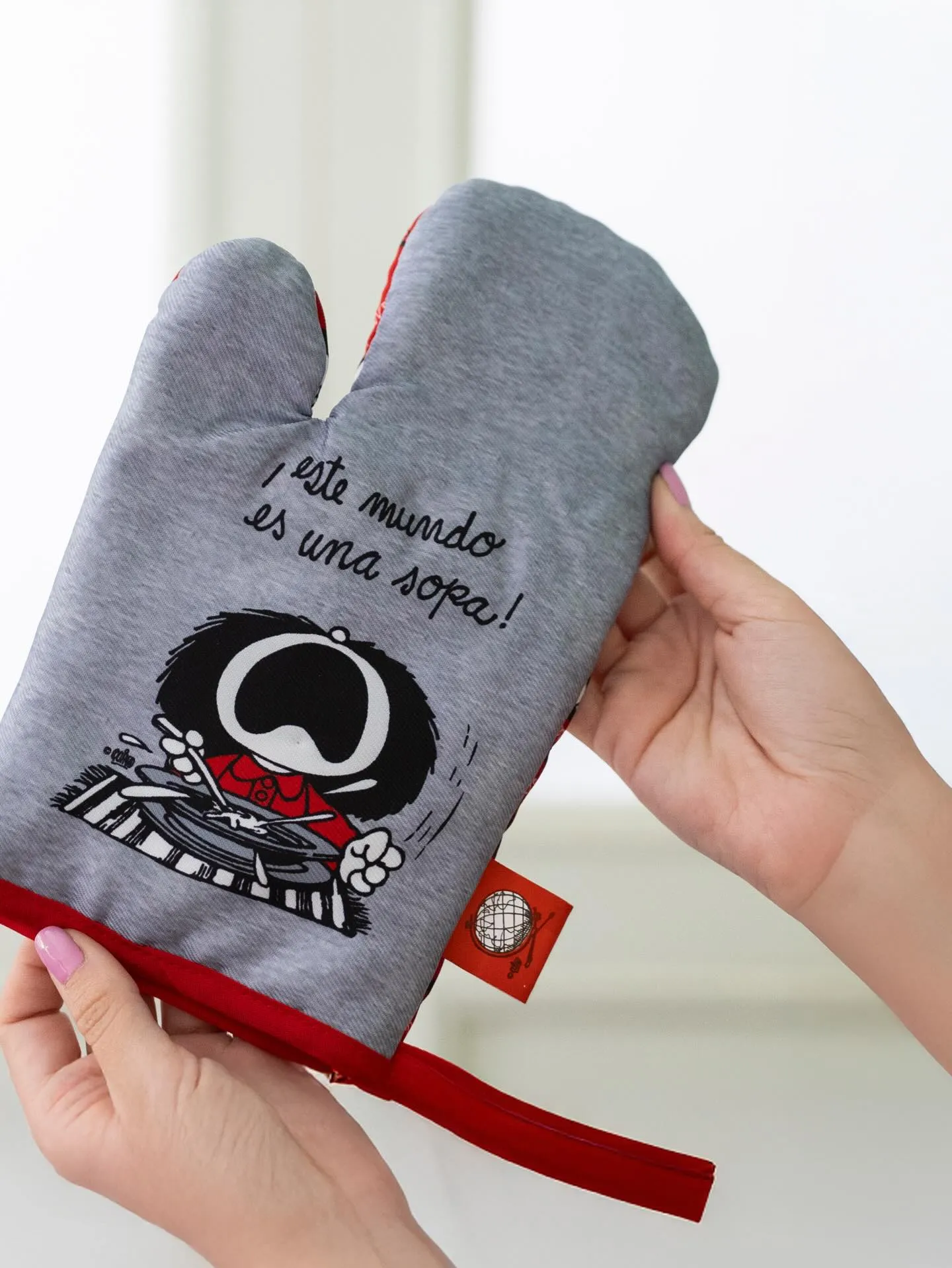 Conjunto de Cocina Mafalda: Manopla y Agarradera "Este mundo es una sopa"