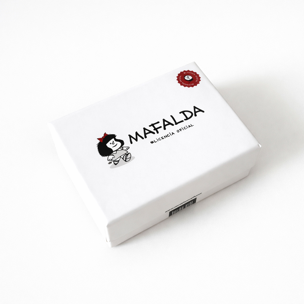 Broche de Metacrilato Mafalda "Vestido Rojo" – Edición Oficial
