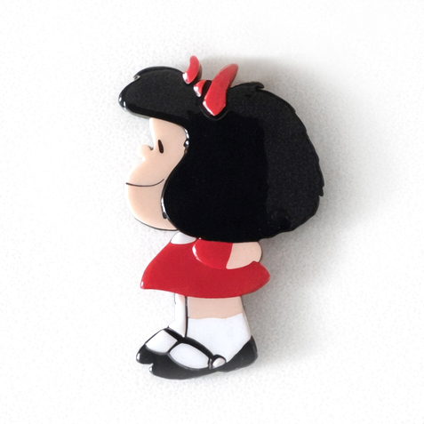 Broche de Metacrilato Mafalda "Vestido Rojo" – Edición Oficial