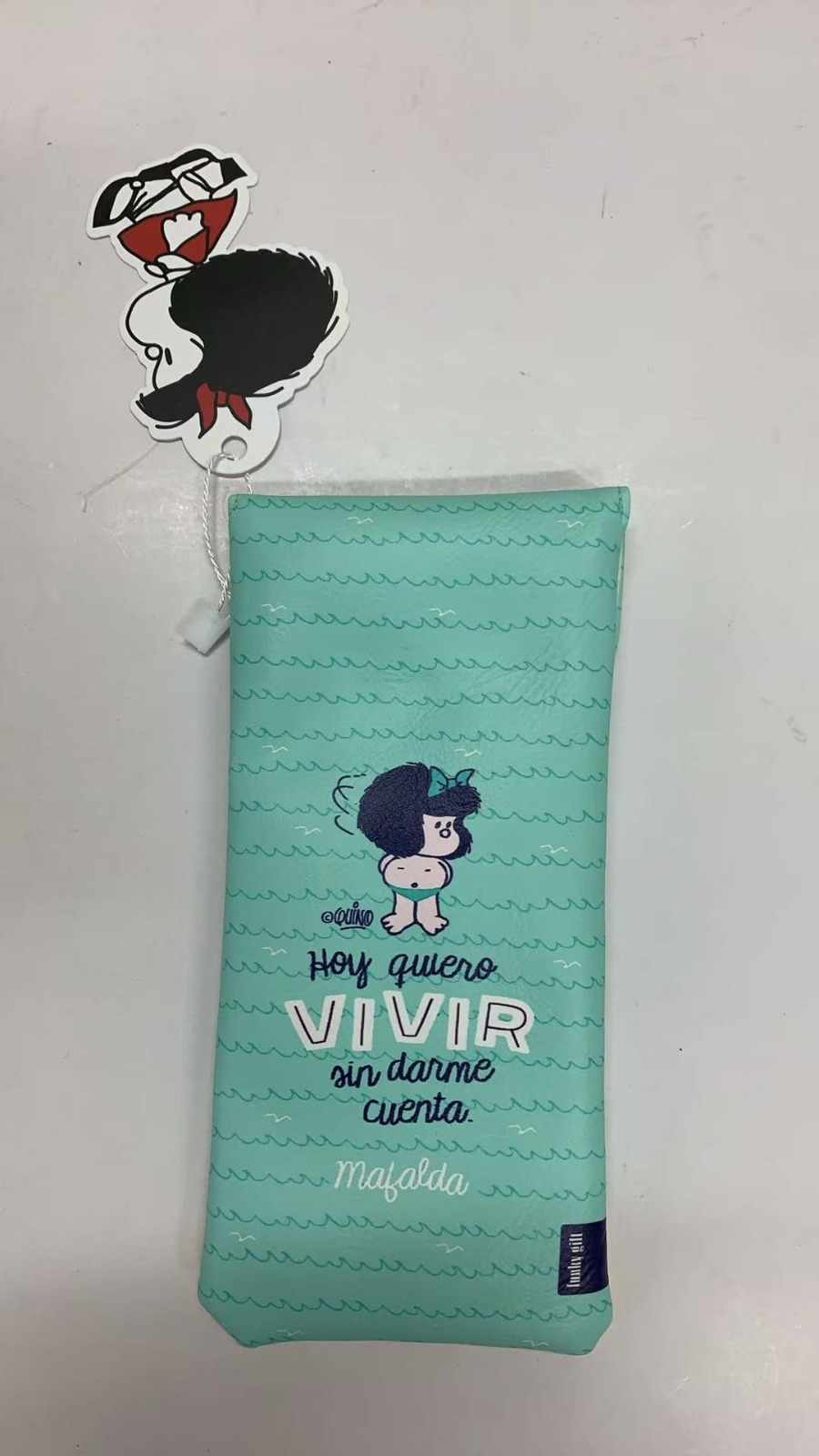 "Hoy quiero vivir sin darme cuenta". Protege tus gafas con el diseño más refrescante del verano en un estuche fino, resistente y lleno de calma.