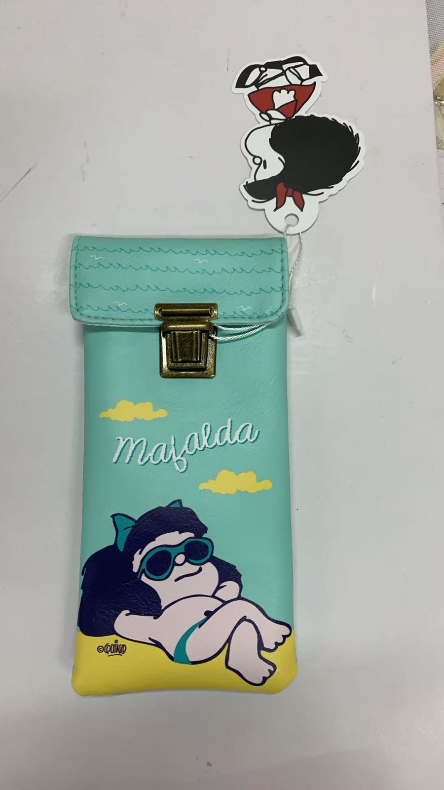 "Hoy quiero vivir sin darme cuenta". Protege tus gafas con el diseño más refrescante del verano en un estuche fino, resistente y lleno de calma.