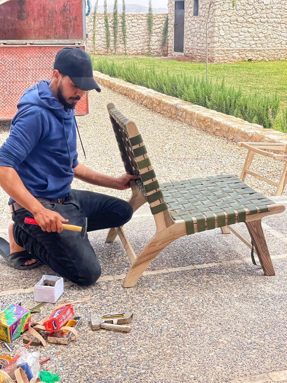 Chaise artisanale en bois de noyer avec assise en cuir kaki