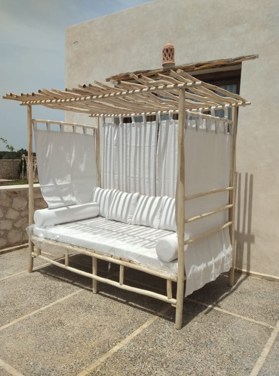 Lit de jardin artisanal en bois et fibres naturelles – Fait main au Maroc