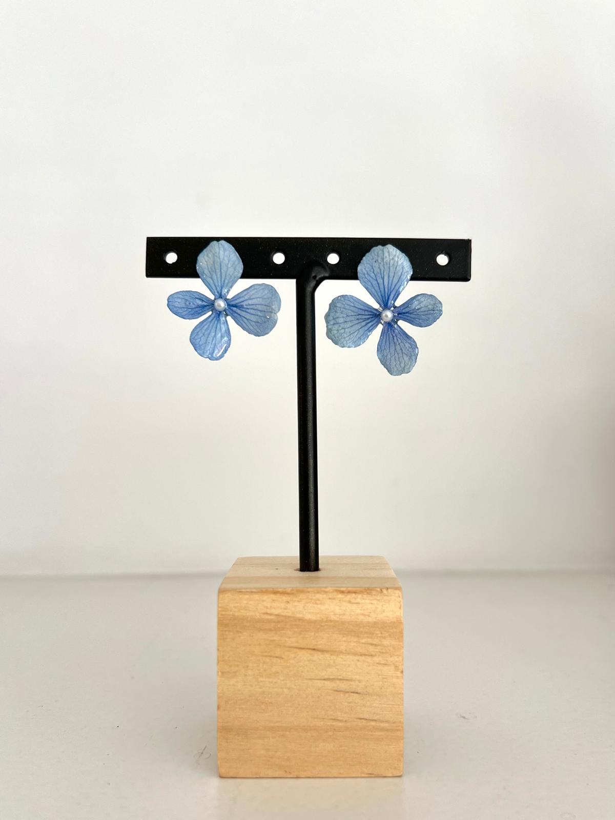 Pretty - Hortensia azul celeste con perla 