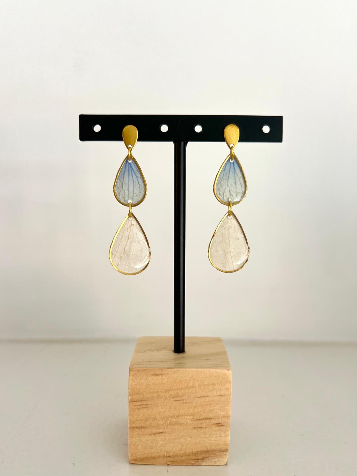 Cascada azul y blanco