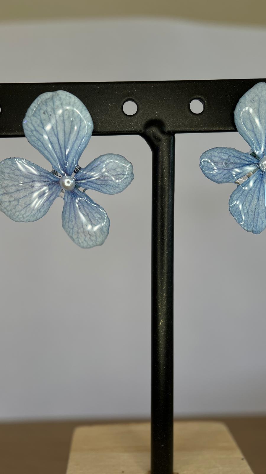 Pretty - Hortensia azul celeste con perla 