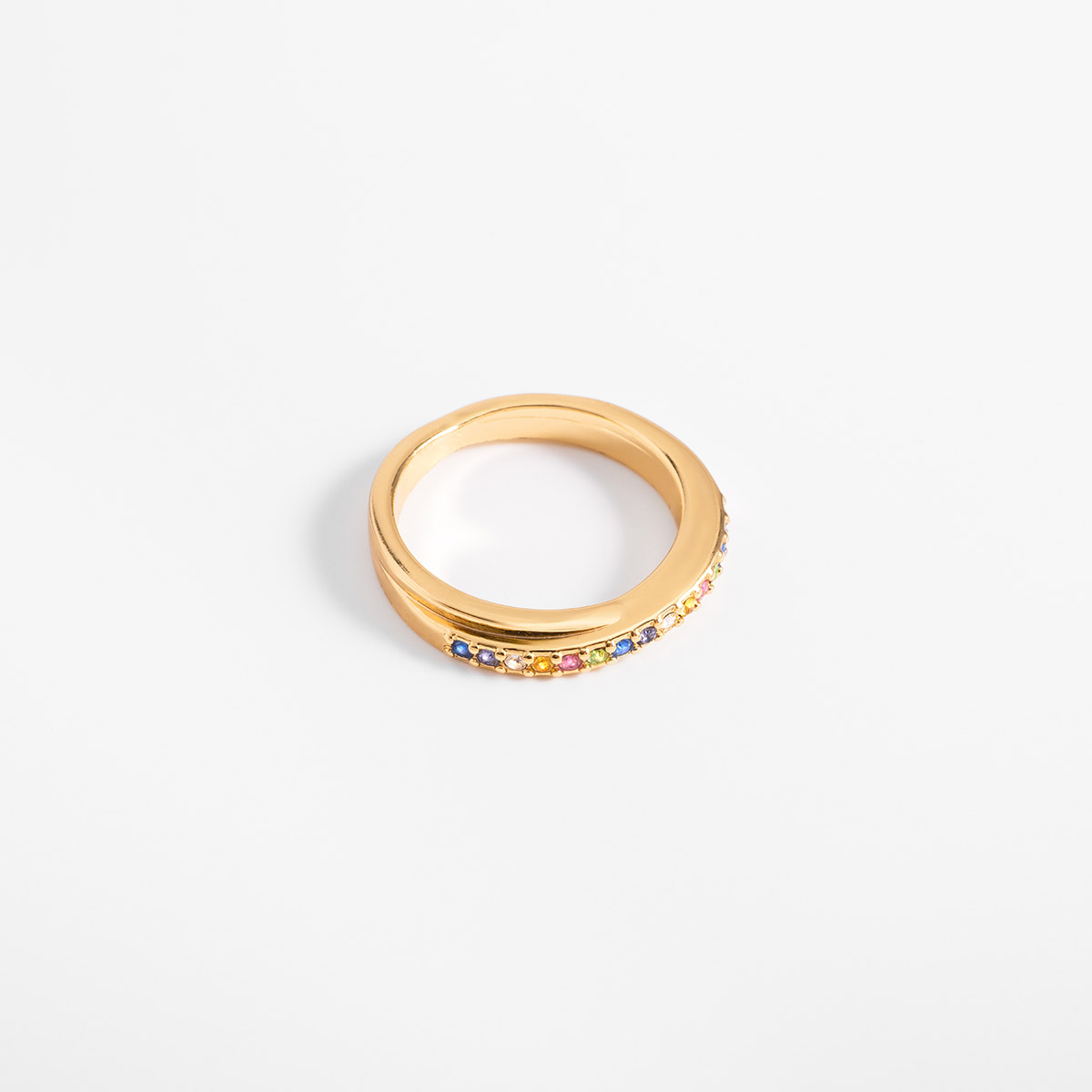 ANILLOGold plated ring with vibrant multicolor stone details
