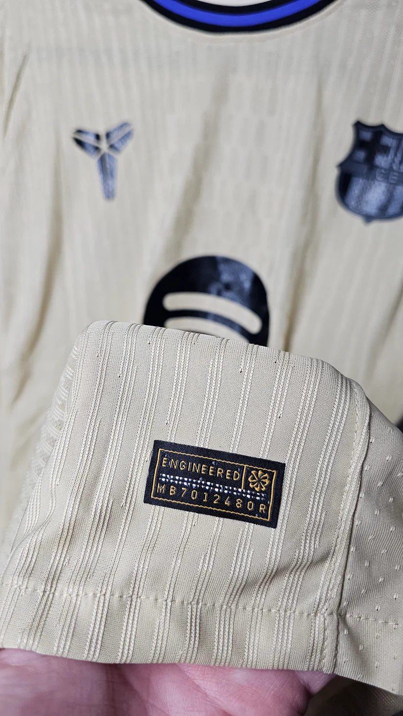 Barcelona 25/26. Equipación de Visita