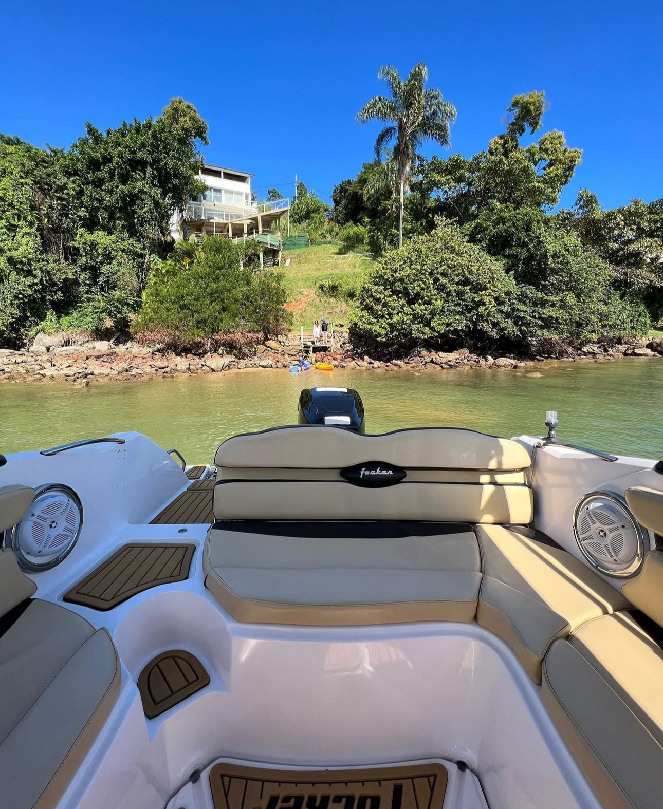 Lancha Focker 24” com Banheiro